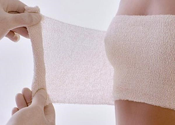 Hoại tử ngực sau hai lần bơm mỡ nhân tạo