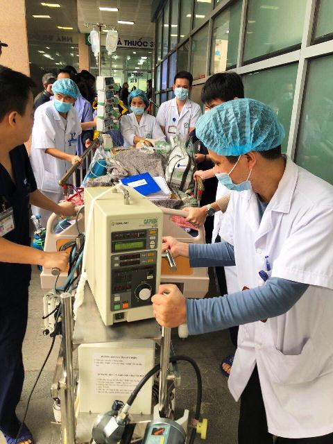 Hành trình gần 40 ngày đưa một bác sĩ từ cõi chết trở về