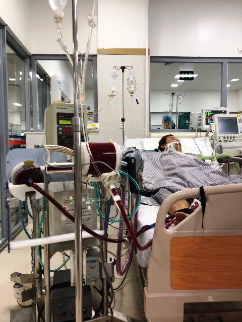 Hành trình gần 40 ngày đưa một bác sĩ từ cõi chết trở về