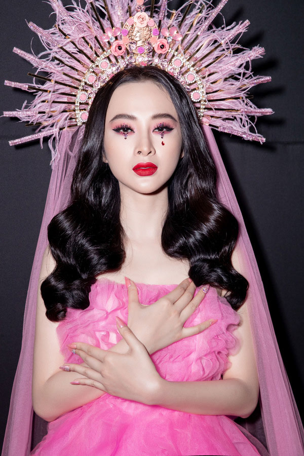 Angela Phương Trinh trang điểm theo cảm hứng tôn giáo ở đêm thời trang