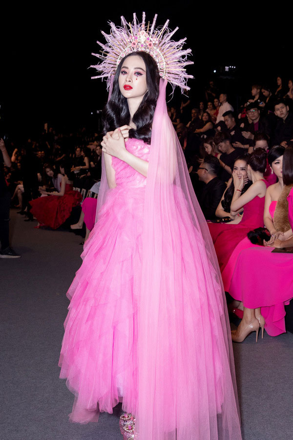 Angela Phương Trinh trang điểm theo cảm hứng tôn giáo ở đêm thời trang