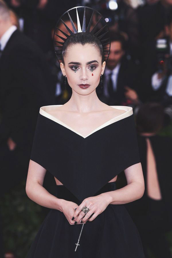 Angela Phương Trinh trang điểm theo cảm hứng tôn giáo ở đêm thời trang