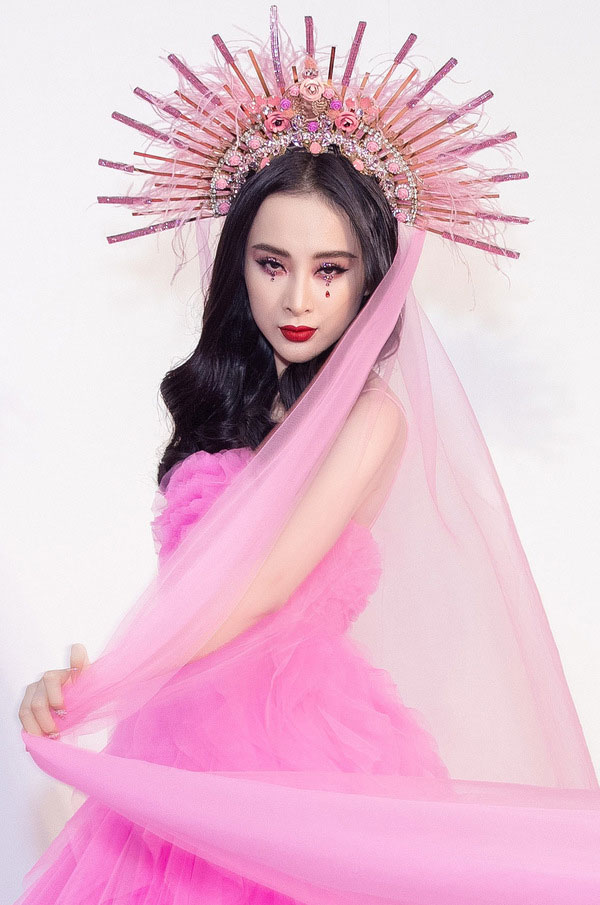 Angela Phương Trinh trang điểm theo cảm hứng tôn giáo ở đêm thời trang