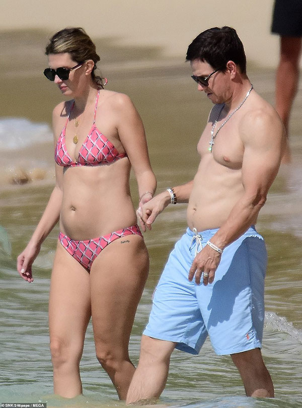 Cổ tích tình yêu giản dị giữa showbiz: 17 năm bên nhau, tài tử Mark Wahlberg vẫn luôn nắm chặt tay vợ như mới yêu