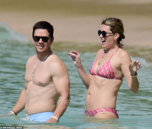 Cổ tích tình yêu giản dị giữa showbiz: 17 năm bên nhau, tài tử Mark Wahlberg vẫn luôn nắm chặt tay vợ như mới yêu