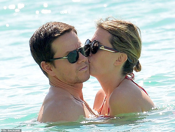 Cổ tích tình yêu giản dị giữa showbiz: 17 năm bên nhau, tài tử Mark Wahlberg vẫn luôn nắm chặt tay vợ như mới yêu