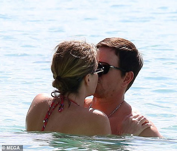 Cổ tích tình yêu giản dị giữa showbiz: 17 năm bên nhau, tài tử Mark Wahlberg vẫn luôn nắm chặt tay vợ như mới yêu