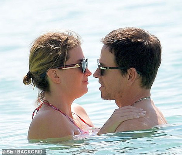 Cổ tích tình yêu giản dị giữa showbiz: 17 năm bên nhau, tài tử Mark Wahlberg vẫn luôn nắm chặt tay vợ như mới yêu