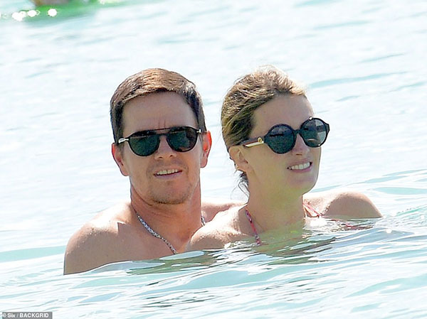 Cổ tích tình yêu giản dị giữa showbiz: 17 năm bên nhau, tài tử Mark Wahlberg vẫn luôn nắm chặt tay vợ như mới yêu