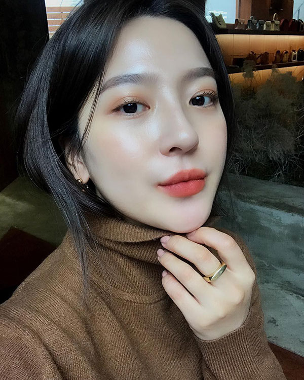 Muốn trông trẻ hơn 10 tuổi, nàng công sở hãy thử ngay bí kíp đánh kem nền đơn giản này Muốn trông trẻ hơn 10 tuổi, nàng công sở hãy thử ngay bí kíp đánh kem nền đơn giản này