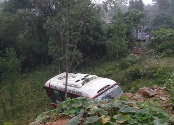 Xe buýt chở hơn 20 khách lao xuống vực sau cú đối đầu xe ben trên quốc lộ
