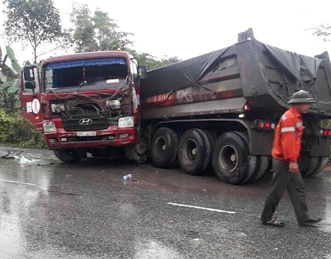 Xe buýt chở hơn 20 khách lao xuống vực sau cú đối đầu xe ben trên quốc lộ Xe buýt chở hơn 20 khách lao xuống vực sau cú đối đầu xe ben trên quốc lộ