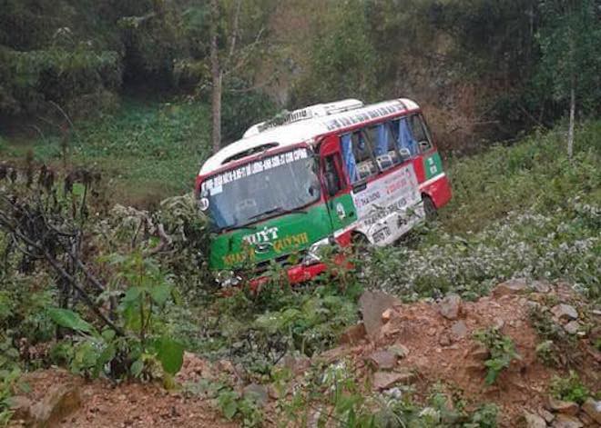 Xe buýt chở hơn 20 khách lao xuống vực sau cú đối đầu xe ben trên quốc lộ
