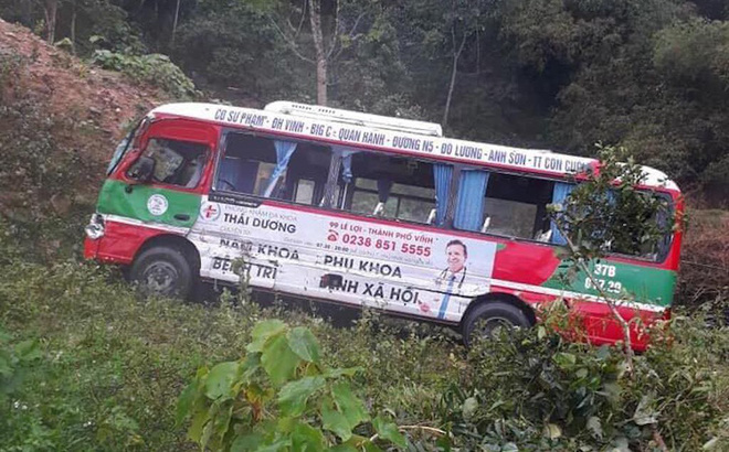 Xe buýt chở hơn 20 khách lao xuống vực sau cú đối đầu xe ben trên quốc lộ Xe buýt chở hơn 20 khách lao xuống vực sau cú đối đầu xe ben trên quốc lộ