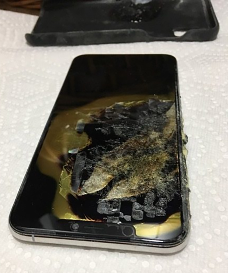 iPhone Xs Max bốc khói trong túi quần