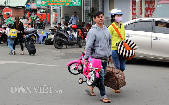 Ảnh: Vội vã tìm chiếc vé cuối ngày về quê nghỉ Tết Dương lịch