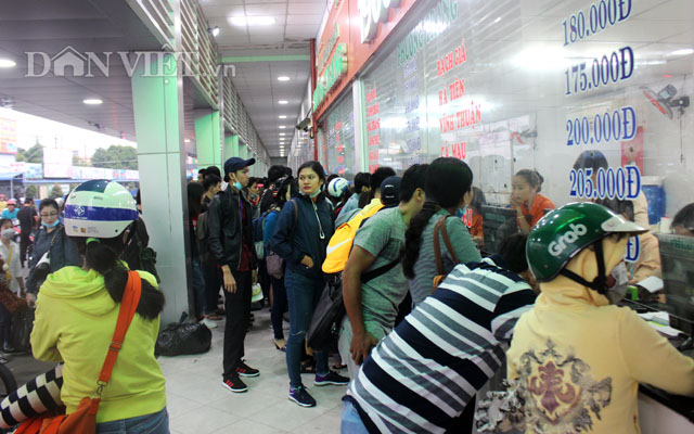 Ảnh: Vội vã tìm chiếc vé cuối ngày về quê nghỉ Tết Dương lịch