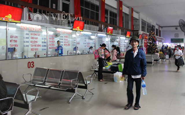 Ảnh: Vội vã tìm chiếc vé cuối ngày về quê nghỉ Tết Dương lịch