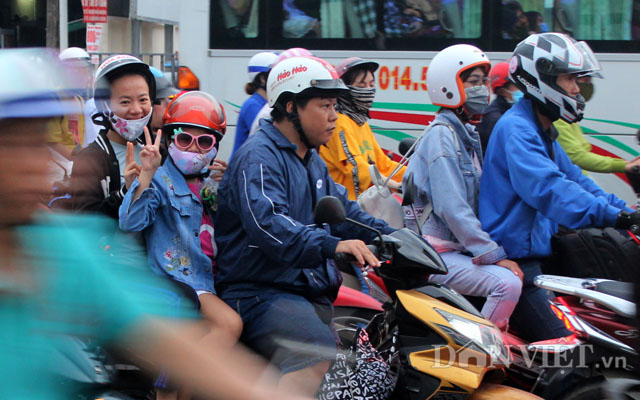 Ảnh: Vội vã tìm chiếc vé cuối ngày về quê nghỉ Tết Dương lịch