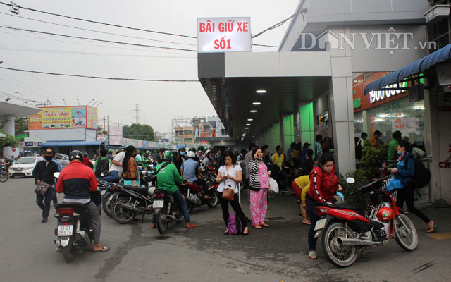 Ảnh: Vội vã tìm chiếc vé cuối ngày về quê nghỉ Tết Dương lịch