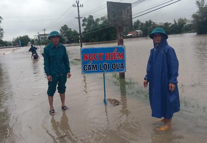 Mưa lũ gây chia cắt nhiều xã ở Phú Yên