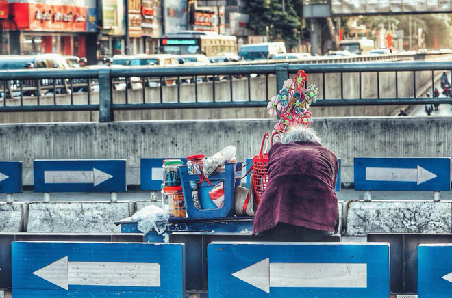 Hình ảnh cụ bà lưng còng gục đầu bên gánh hàng rong giữa ngã tư Hà Nội khiến nhiều người xót xa