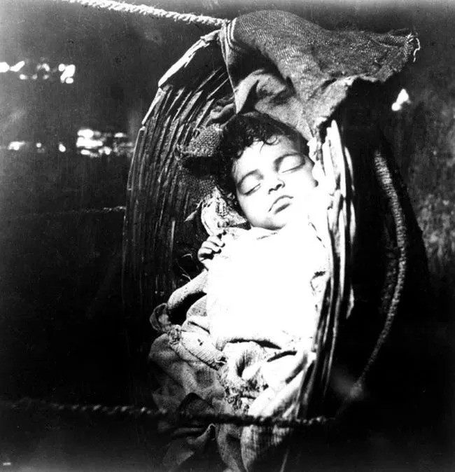 Thi thể em bé ở bờ sông mở ra vụ giết 400 đứa trẻ của mụ đàn bà tàn độc ở trang trại trẻ em khiến thế giới khiếp sợ