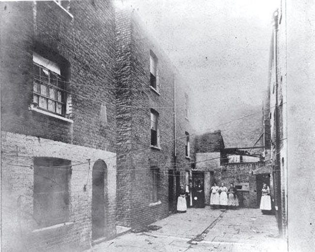 Thi thể em bé ở bờ sông mở ra vụ giết 400 đứa trẻ của mụ đàn bà tàn độc ở trang trại trẻ em khiến thế giới khiếp sợ