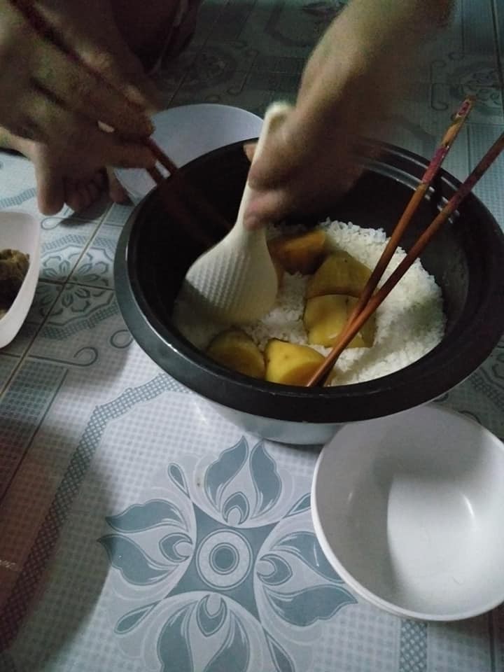 Chồng trẻ háo hức khoe món ăn vợ làm gọi cả trời tuổi thơ, dân mạng lại chăm chăm soi chi tiết vụng về này