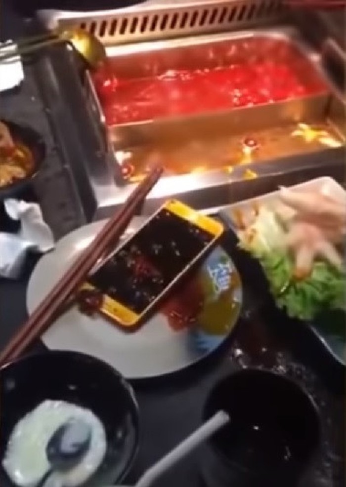 Cô gái Trung Quốc thẳng tay ném điện thoại của người yêu vào nồi lẩu