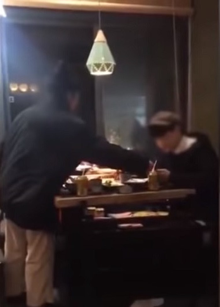 Cô gái Trung Quốc thẳng tay ném điện thoại của người yêu vào nồi lẩu