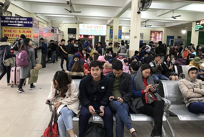 Bến xe, đường phố nghẹt thở vì dân ùn ùn về quê nghỉ Tết dương lịch