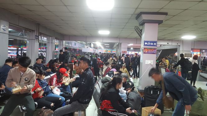 Bến xe, đường phố nghẹt thở vì dân ùn ùn về quê nghỉ Tết dương lịch