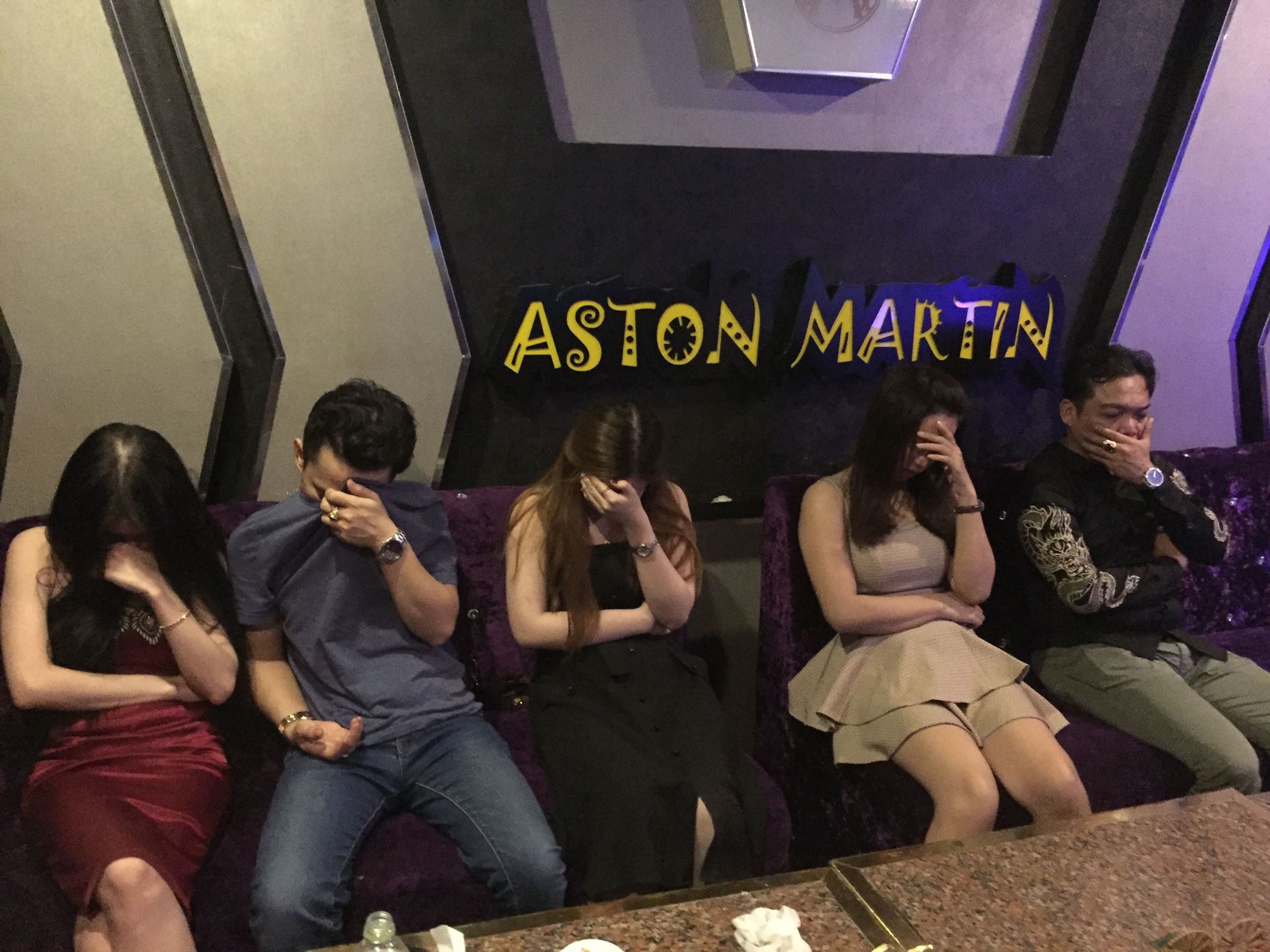 Dân chơi sử dụng ma túy ở quán karaoke hối lộ cảnh sát hòng thoát thân