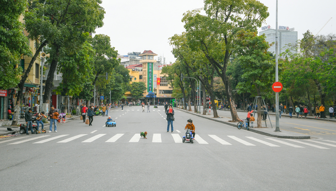 Vườn Nhật Tân, phố đi bộ Hà Nội vắng khách trong ngày đầu nghỉ lễ