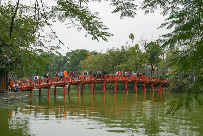 Vườn Nhật Tân, phố đi bộ Hà Nội vắng khách trong ngày đầu nghỉ lễ