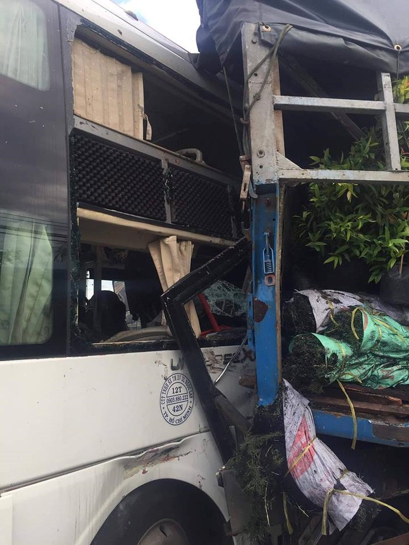 Xe chở khách du lịch tông ô tô tải, 9 người thương vong