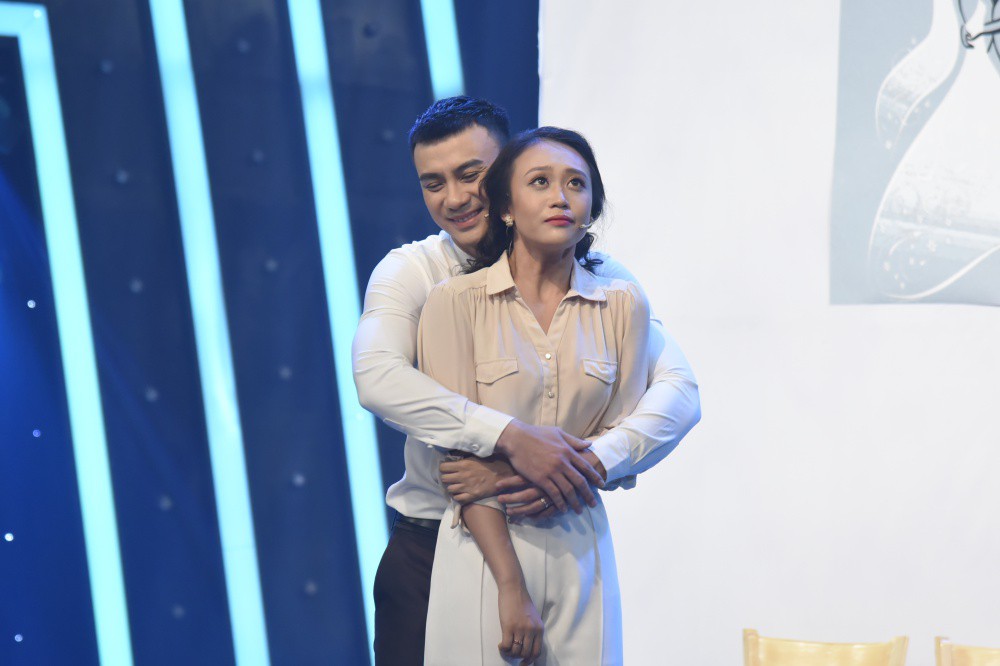 Việt Hương nghiêm khắc nhận xét nữ diễn viên Cô Ba Sài Gòn: Đôi mắt em không biểu cảm, không thể nào cứu vãn được. Em mất hết!