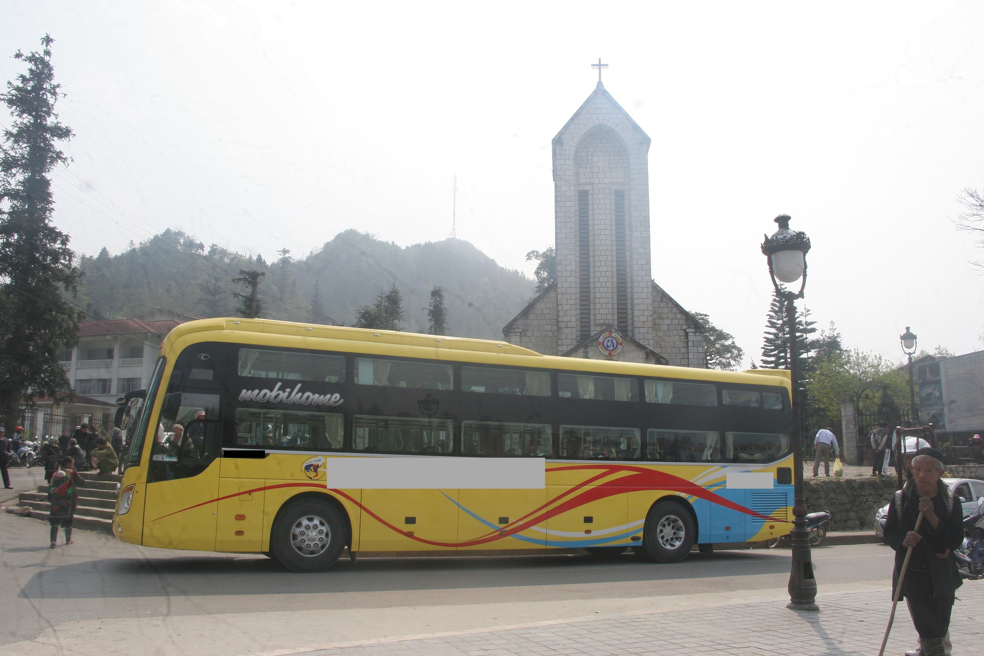 Thắc mắc tiền vé xe khách tăng thêm 100 nghìn, người phụ nữ bị túm tóc đập đầu đến chảy máu: Tài xế lên tiếng