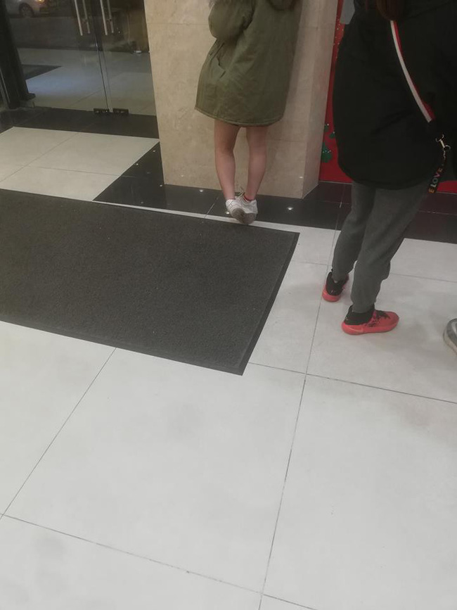 Câu hỏi thách đố hội con trai: Mùa đông 14 độ vẫn diện váy ra đường, sức mạnh đó từ đâu ra vậy con gái ơi?