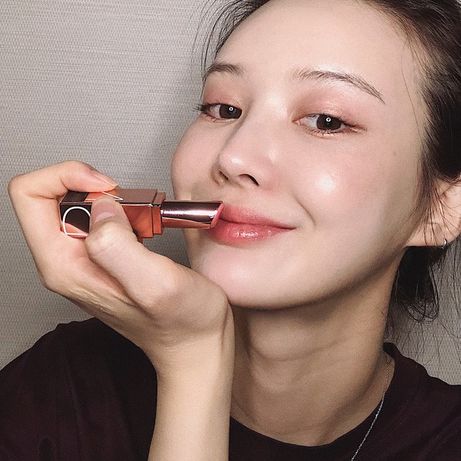 10 món mỹ phẩm phải-mua của năm 2018: tất cả đều lung linh hết cỡ, thú vị nhất là cây son cứ đánh lên là có người tán