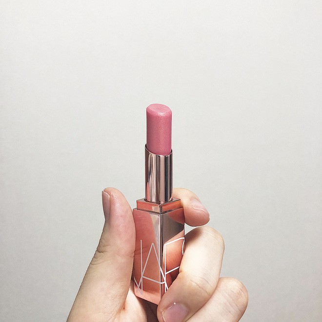 10 món mỹ phẩm phải-mua của năm 2018: tất cả đều lung linh hết cỡ, thú vị nhất là cây son cứ đánh lên là có người tán