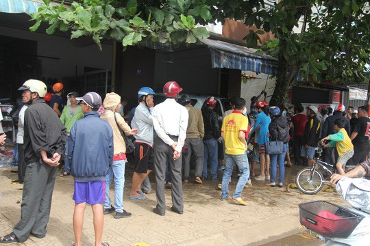 Xế hộp lao vào nhà dân, một phụ nữ ngồi trước nhà tử vong