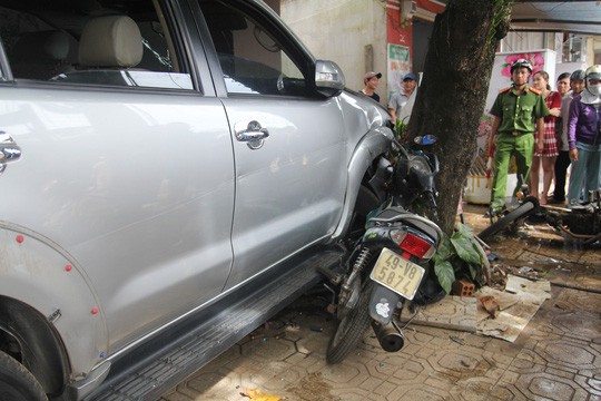 Xế hộp lao vào nhà dân, một phụ nữ ngồi trước nhà tử vong