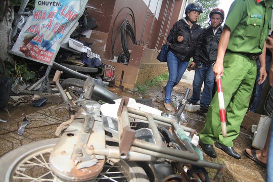 Xế hộp lao vào nhà dân, một phụ nữ ngồi trước nhà tử vong
