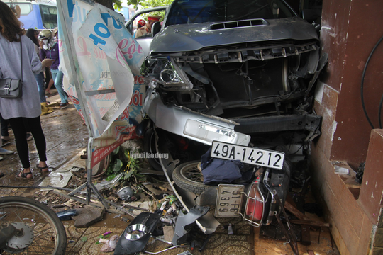Xế hộp lao vào nhà dân, một phụ nữ ngồi trước nhà tử vong