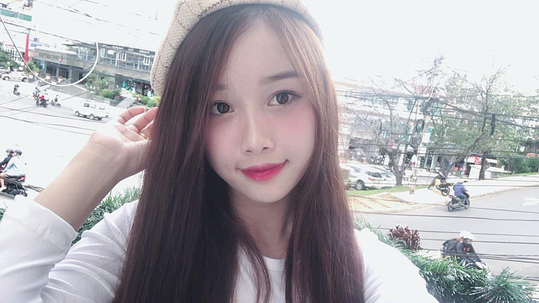 Nhặt được hộp socola ở vỉa hè, bạn gái Văn Toàn quyết định... ăn luôn!