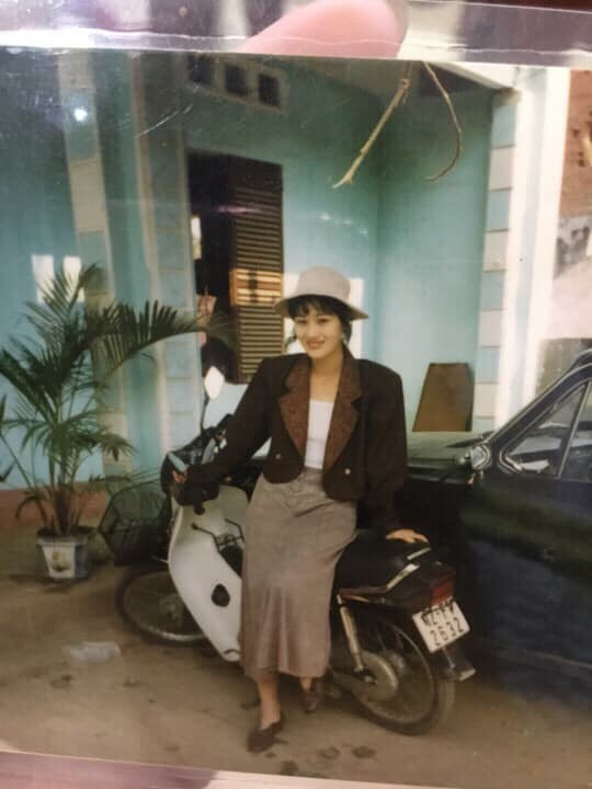 Bức ảnh thời trẻ của mẹ cô gái khiến dân mạng trầm trồ: Các hot girl bây giờ cũng phải chào thua