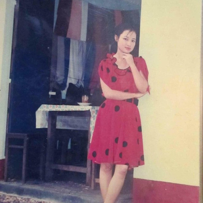 Bức ảnh thời trẻ của mẹ cô gái khiến dân mạng trầm trồ: Các hot girl bây giờ cũng phải chào thua