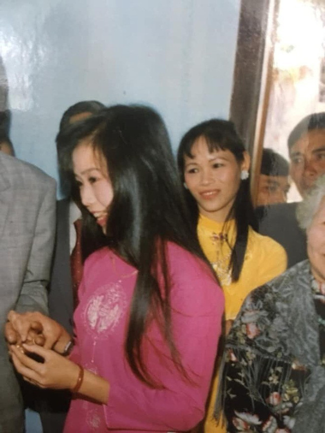 Bức ảnh thời trẻ của mẹ cô gái khiến dân mạng trầm trồ: Các hot girl bây giờ cũng phải chào thua